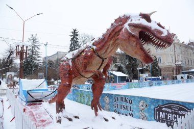 Dinozor heykeli. Şehir meydanında dinozor.