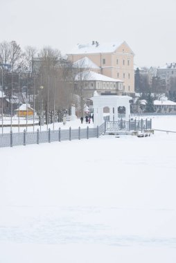 Gölün üzerinde eski bir saray