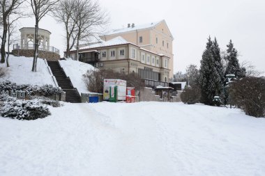 Gölün üzerinde eski bir saray