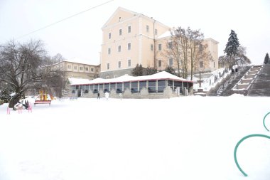 Gölün üzerinde eski bir saray