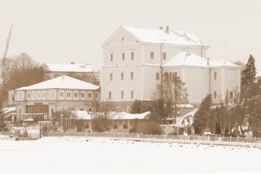 Gölün üzerinde eski bir saray