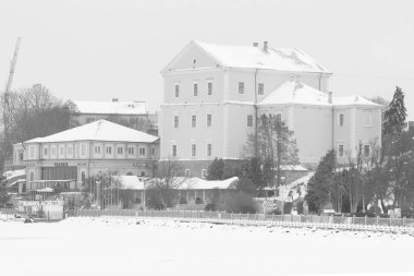 Gölün üzerinde eski bir saray