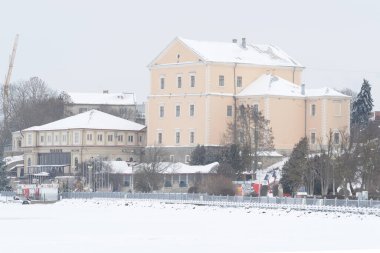Gölün üzerinde eski bir saray