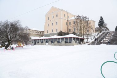 Gölün üzerinde eski bir saray