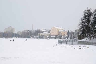 Gölün üzerindeki eski kasaba, tuğla, kale, kilise, genel manzara, otel, evler, göl, çok katlı, saray, tesisat, gölet, rıhtım, dükkanlar, sahil, su