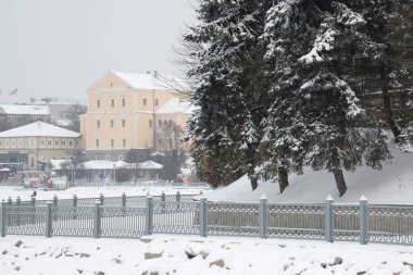 Gölün üzerinde eski bir saray