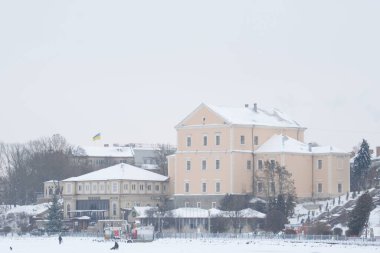 Gölün üzerinde eski bir saray