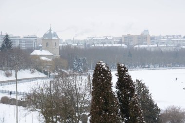 Büyük bir gölün kıyısındaki şehir