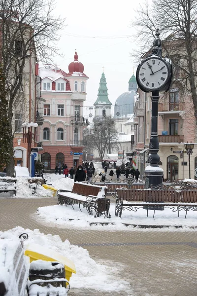 Eski kasabada Noel ağacı. Noel ağacı, eski kasaba. 