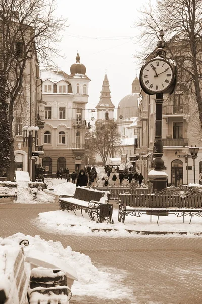 Eski kasabada Noel ağacı. Noel ağacı, eski kasaba. 