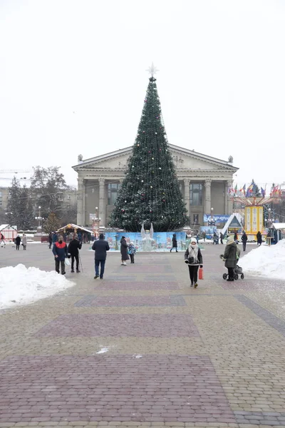 Eski kasaba meydanındaki Noel ağacı. Noel ağacı, eski meydan, şehir, yapay, dallar, çelenkler, genel manzara, yeşil, mücevherler, iğneler, yeni yıl, oyuncaklar, ağaç, gövde.