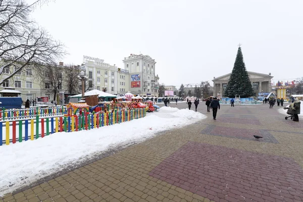 Eski kasaba meydanındaki Noel ağacı. Noel ağacı, eski meydan, şehir, yapay, dallar, çelenkler, genel manzara, yeşil, mücevherler, iğneler, yeni yıl, oyuncaklar, ağaç, gövde.