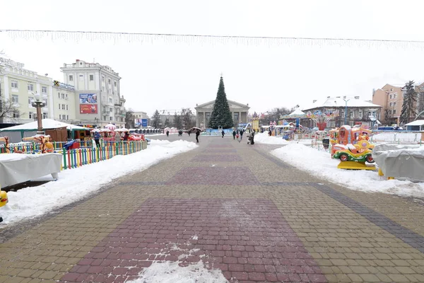 Eski kasaba meydanındaki Noel ağacı. Noel ağacı, eski meydan, şehir, yapay, dallar, çelenkler, genel manzara, yeşil, mücevherler, iğneler, yeni yıl, oyuncaklar, ağaç, gövde.