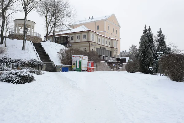 Gölün üzerinde eski bir saray