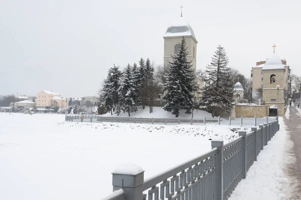 Kutsal Haç Kilisesi ya da gölün üzerindeki bir kilise