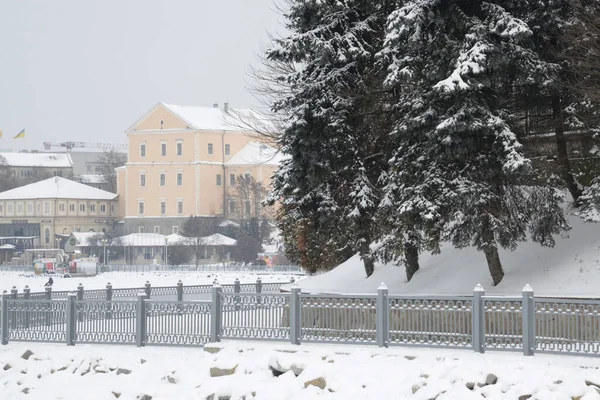 Gölün üzerinde eski bir saray