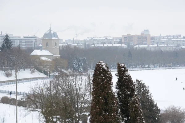 Büyük bir gölün kıyısındaki şehir