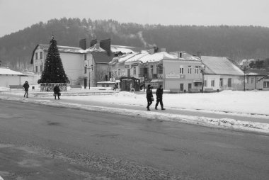 Eski kasabada Noel ağacı. Noel ağacı, eski kasaba. Noel ağacı.