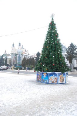 Eski şehrin göbeğinde Noel ağacı