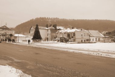 Eski kasabada Noel ağacı. Noel ağacı, eski kasaba. Noel ağacı.