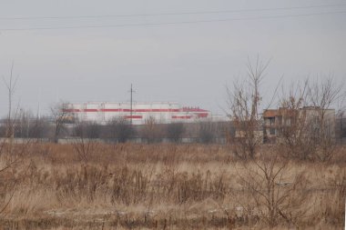 Sanayi bölgesi, küçük bir kasabanın kenar mahalleleri.