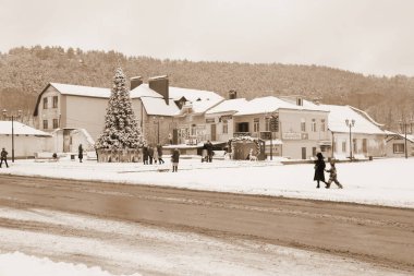 Eski kasabada Noel ağacı. Noel ağacı, eski kasaba.