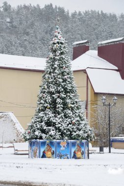Eski şehrin göbeğinde Noel ağacı