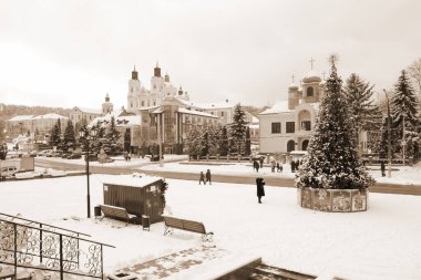 Eski şehrin tarihi kısmı. Eski kasaba, merkez cadde. Noel ağacı.