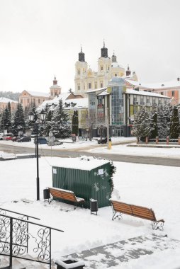Eski şehrin tarihi kısmı. Eski kasaba, merkez cadde. Dönüşüm Katedrali. 