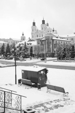 Eski şehrin tarihi kısmı. Eski kasaba, merkez cadde. Dönüşüm Katedrali. 