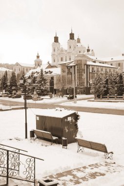 Eski şehrin tarihi kısmı. Eski kasaba, merkez cadde. Dönüşüm Katedrali. 