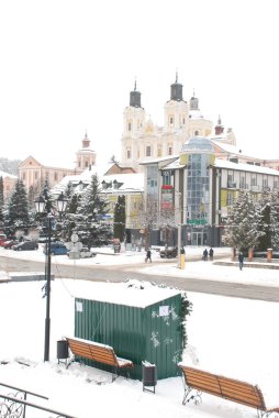Eski şehrin tarihi kısmı. Eski kasaba, merkez cadde. Dönüşüm Katedrali. 
