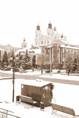 Eski şehrin tarihi kısmı. Eski kasaba, merkez cadde. Dönüşüm Katedrali. 