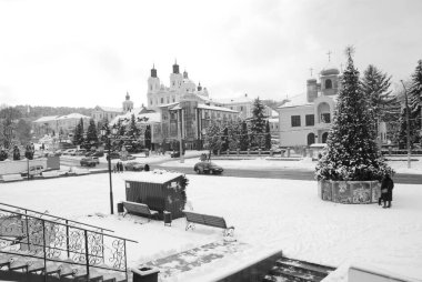 Eski şehrin tarihi kısmı. Eski kasaba, merkez cadde. Noel ağacı.