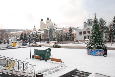 Eski şehrin tarihi kısmı. Eski kasaba, merkez cadde. Noel ağacı.