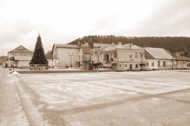 Eski kasabada Noel ağacı. Noel ağacı, eski kasaba.