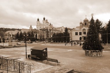 Eski şehrin tarihi kısmı. Eski kasaba, merkez cadde. Noel ağacı.
