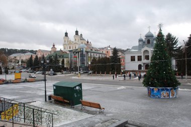 Eski şehrin tarihi kısmı. Eski kasaba, merkez cadde. Noel ağacı.