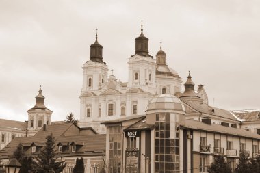 Eski şehrin tarihi kısmı. Eski kasaba, merkez cadde. Dönüşüm Katedrali. 