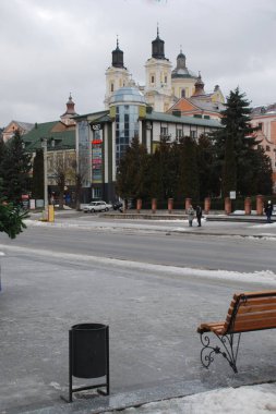 Eski şehrin tarihi kısmı. Eski kasaba, merkez cadde. Dönüşüm Katedrali. 