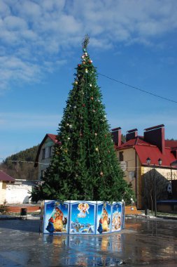 Uzun ince Noel ağacı