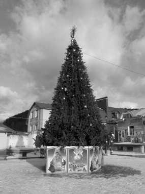 Eski şehrin göbeğinde Noel ağacı          