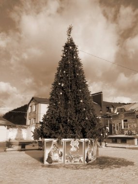 Eski şehrin göbeğinde Noel ağacı          