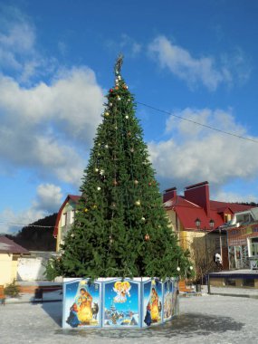 Eski şehrin göbeğinde Noel ağacı          