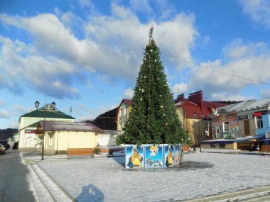 Eski şehrin göbeğinde Noel ağacı          