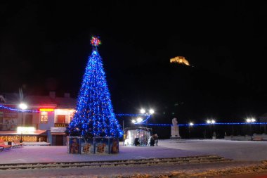 Eski kasabada Noel ağacı. Noel ağacı, eski kasaba.