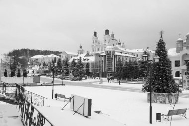 Eski şehrin tarihi kısmı. Eski kasaba, merkez cadde. Noel ağacı.