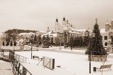 Eski şehrin tarihi kısmı. Eski kasaba, merkez cadde. Noel ağacı.