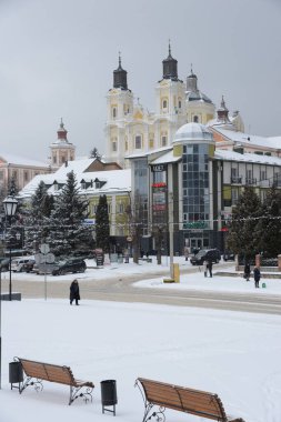 Eski şehrin tarihi kısmı. Eski kasaba, merkez cadde. Dönüşüm Katedrali.  