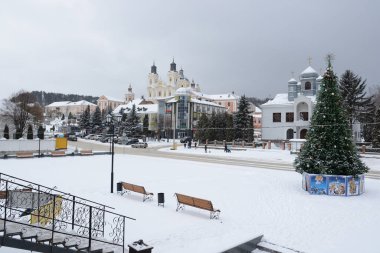 Eski şehrin tarihi kısmı. Eski kasaba, merkez cadde. Noel ağacı.
